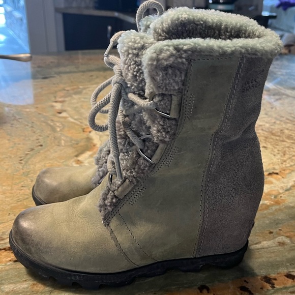 SOREL WOMEN'S JOAN OF ARCTIC™ WEDGE II SHEARLING BOOT in Quarry - 8.5 - Picture 2 of 10